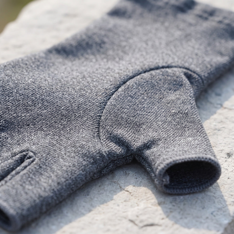 Compression Gloves with Wrist Support and Touchscreen Tips - product view 4 | Buffalo Gears